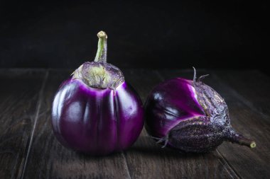 Çiğ mor yuvarlak patlıcan