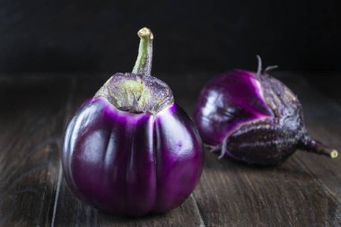 Çiğ mor yuvarlak patlıcan