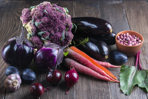 Taze çiğ mor homegrown sebze koyu ahşap masa üzerinde ürün yelpazesine