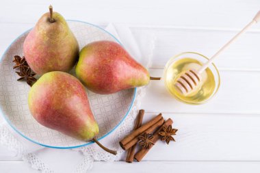 Taze, olgun organik tatlı armut tabakta bal tarçın, anason yıldız ile 