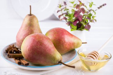 Taze, olgun organik tatlı armut tabakta bal tarçın, anason yıldız ile 