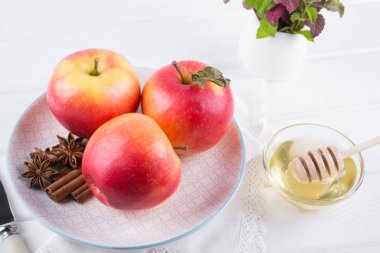 Taze, olgun organik tatlı elma tarçın, anason yıldız ve bal ile tabak