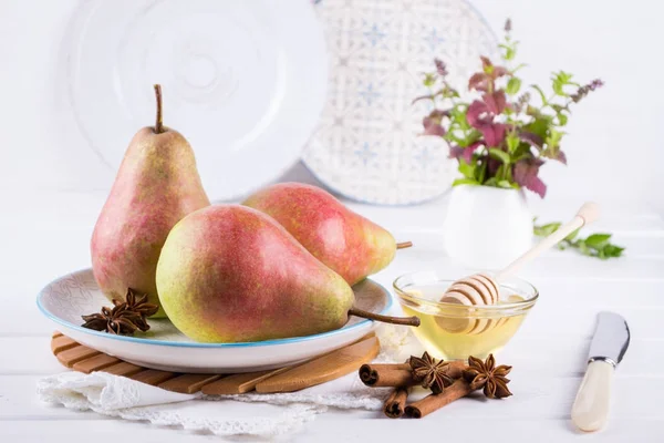 Taze, olgun organik tatlı armut tabakta bal tarçın, anason yıldız ile 