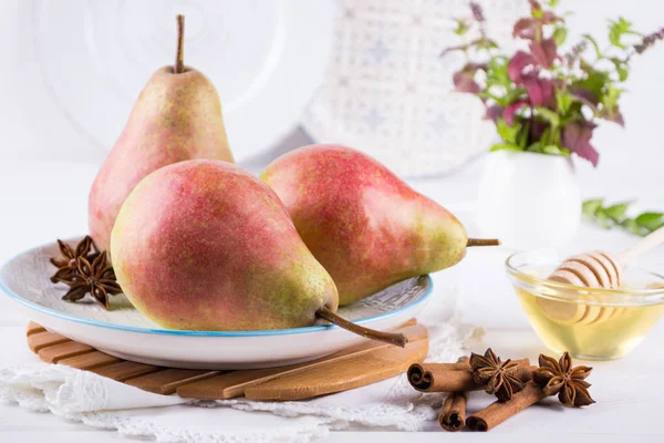 Taze, olgun organik tatlı armut tabakta bal tarçın, anason yıldız ile 