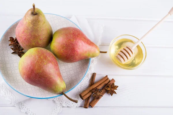 Taze, olgun organik tatlı armut tabakta bal tarçın, anason yıldız ile 