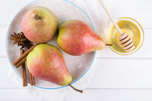 Taze, olgun organik tatlı armut tabakta bal tarçın, anason yıldız ile 