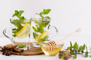 Taze nane çayı limon ve bal ile iki cam bardaklar