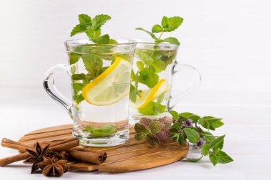 Taze nane limon ile çay iki cam bardaklar