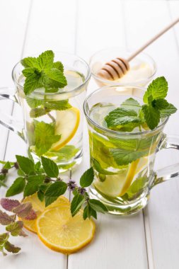 Taze nane çayı limon ve bal ile iki cam bardaklar