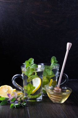 Taze nane çayı limon ve bal ile iki cam bardaklar 