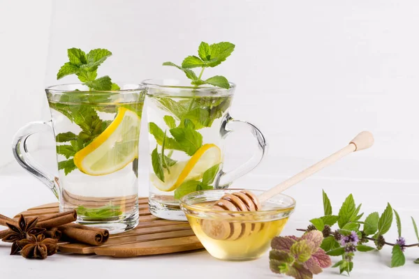 Taze nane çayı limon ve bal ile iki cam bardaklar