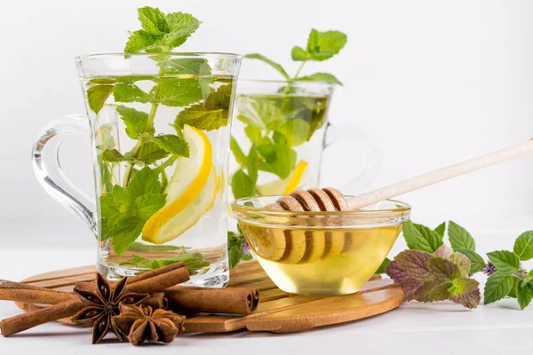 Taze nane çayı limon ve bal ile iki cam bardaklar 