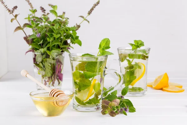 Limon ve nane bir demet taze nane çayı iki cam bardaklar
