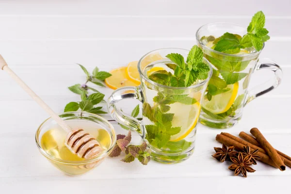 Taze nane çayı limon ve bal ile iki cam bardaklar
