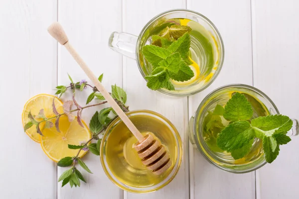 Çay nane, limon ve bal, tarçın, anason ile.