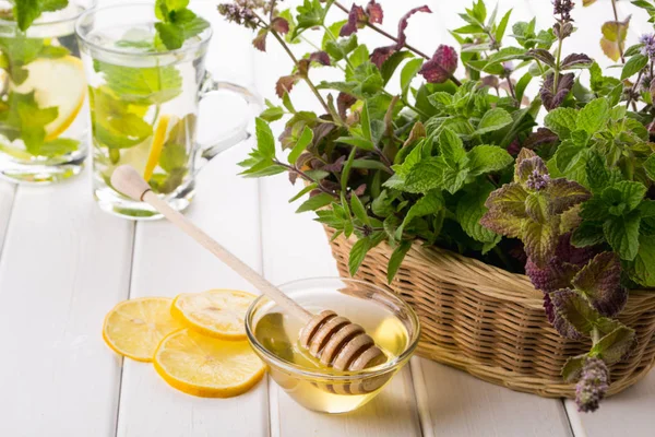 Limon ve bal, sepet ve taze nane nane çayı