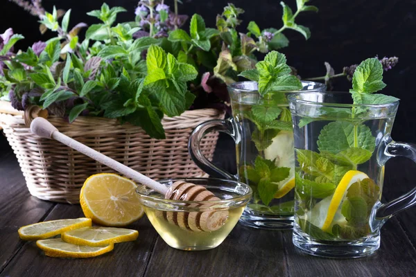 Basket with fresh green mint and two glass cups with fresh mint tea — Stock Photo, Image