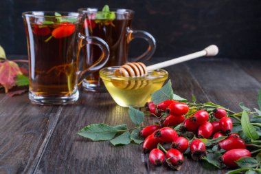 Kuşburnu çayına bal ve taze çilek ile şeffaf Kupası. C vitamini içki 