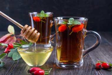 Kuşburnu çayına bal ve taze çilek ile şeffaf Kupası. C vitamini içki 