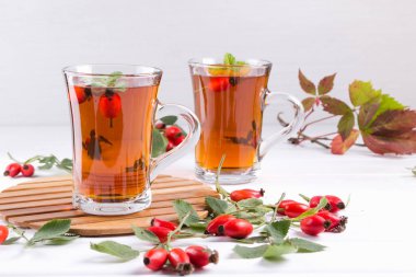 Sağlıklı sonbahar çay şube çilek beyaz ile köpek Güllü