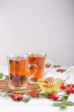 Kuşburnu çayına bal ve taze çilek ile şeffaf Kupası. C vitamini içki