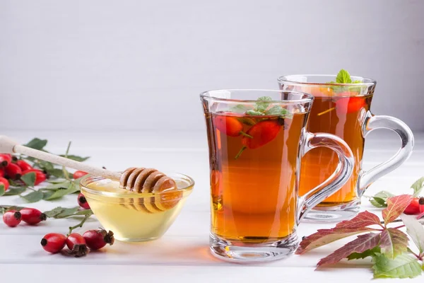 Sağlıklı sonbahar çay şube çilek beyaz ile köpek Güllü