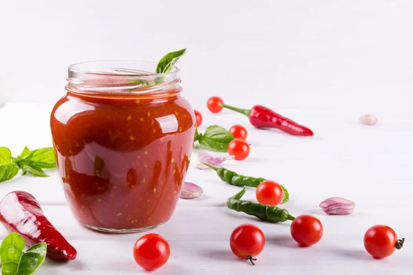 Salsa de tomate, ketchup en frasco de vidrio e ingredientes — Foto de Stock