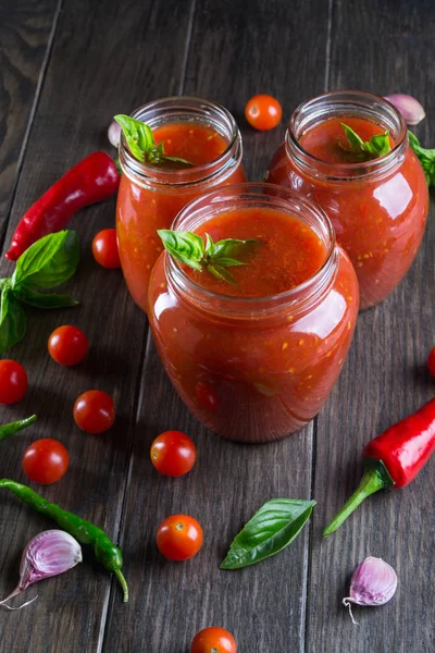 Sarımsak, biber ve otlar ile baharatlı tatlı domates sosu 