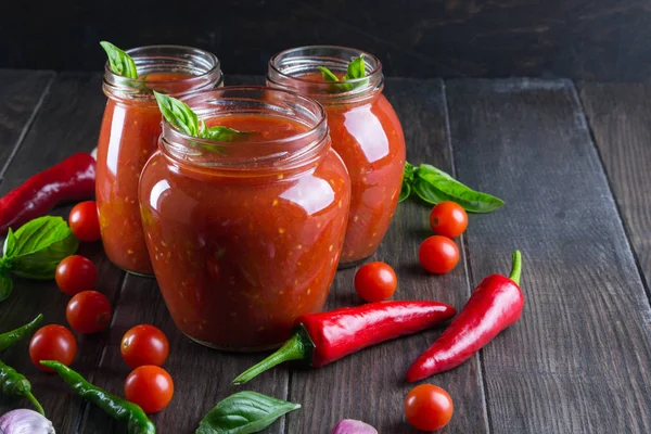 Pikantne pomidor słodki sos z czosnkiem, pieprzem i ziołami — Zdjęcie stockowe