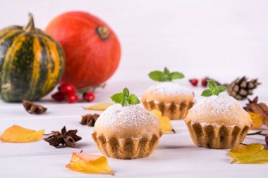  Tarçın, anason yıldız, pumpkins, meyveler kuşburnu ve sonbahar yaprakları ile pudra şekeri ile ev yapımı cupcakes 