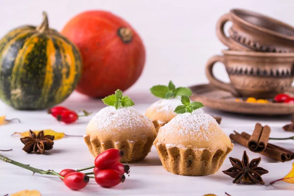 Hausgemachte Cupcakes mit Puderzucker mit Zimtstangen, Anis-Sternen, Kürbissen, Beeren der Hagebutte und Herbstblättern — Stockfoto