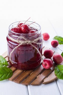 Bütün elma ile lezzetli elma reçel