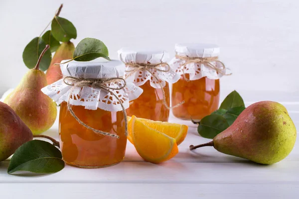 Скляна банка саморобної груші та апельсинового джему — стокове фото