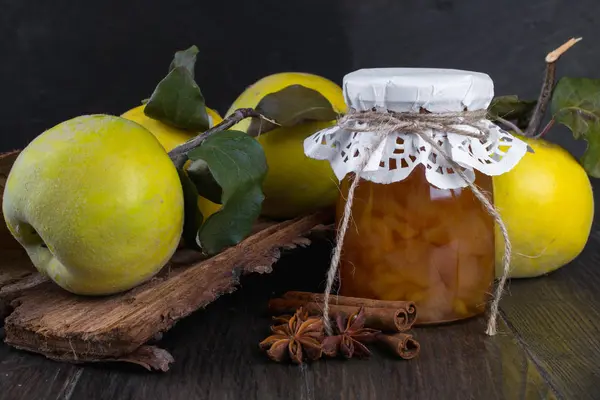 Botol kaca selai quince buatan sendiri dengan buah-buahan segar — Stok Foto