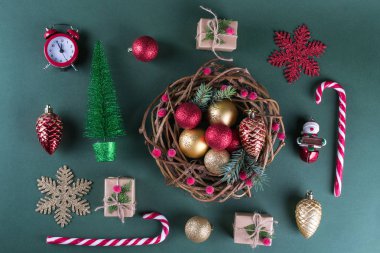 Yılbaşı süsleri ve nesneler üzerinde yeşil arka plan