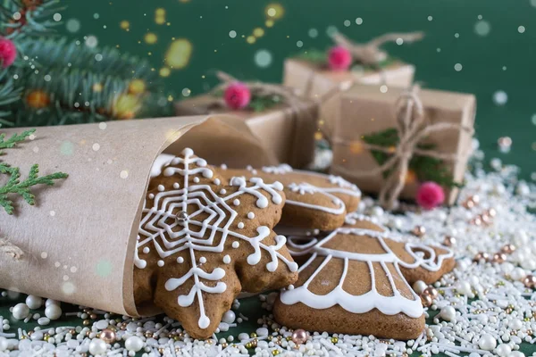 Tradição caseiro biscoitos de Natal de gengibre com decoração — Fotografia de Stock