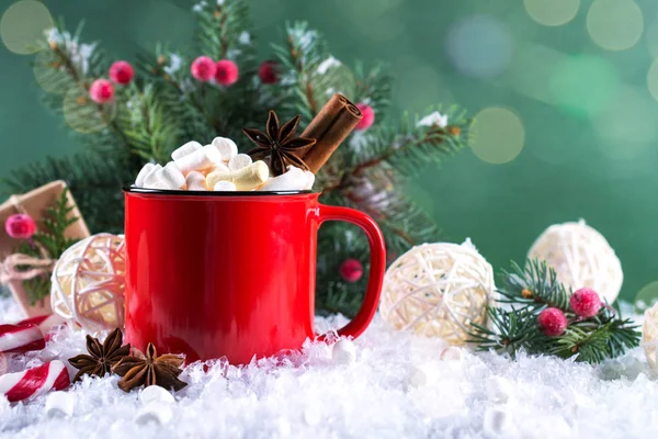 Red cup of hot spicy Christmas drink and New Year  decorations. — Stock Photo, Image