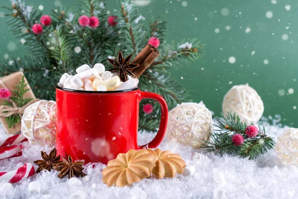 Coupe rouge de boisson de Noël épicée chaude et décorations du Nouvel An . — Photo