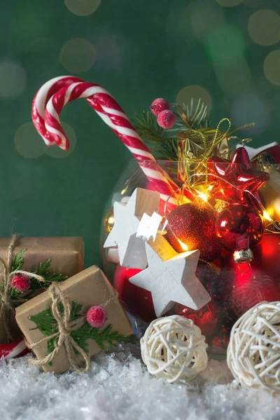 Vánoční nebo novoroční světlé dekorace skleněná váza — Stock fotografie