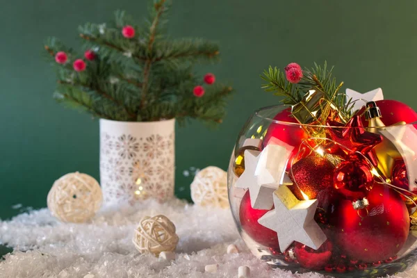Noel ve yeni yıl parlak dekorasyon cam vazoda