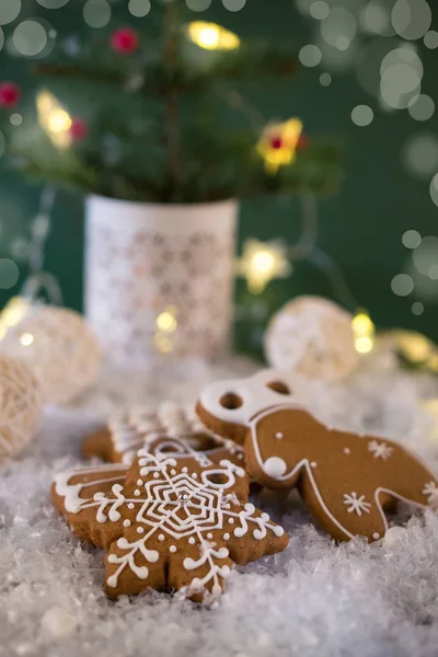 Tradition hausgemachte Lebkuchen Weihnachtsplätzchen mit Dekor — Stockfoto