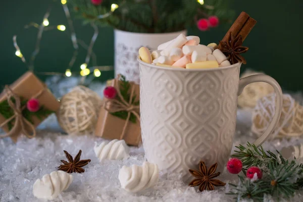 Hot chocolate in a white cup with marshmallows and Christmas gifts — Stock Photo, Image