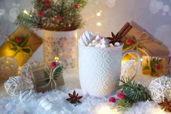 Heiße Schokolade in einer weißen Tasse mit Marshmallows und Weihnachtsgeschenken — Stockfoto