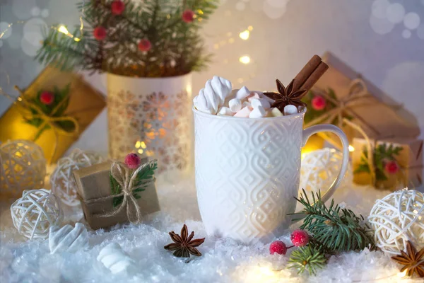 Hot chocolate in a white cup with marshmallows and Christmas gifts — Stock Photo, Image