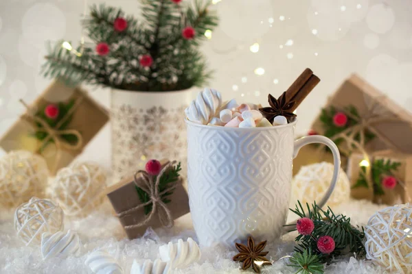Chocolate caliente en una taza blanca con malvaviscos y regalos de Navidad — Foto de Stock