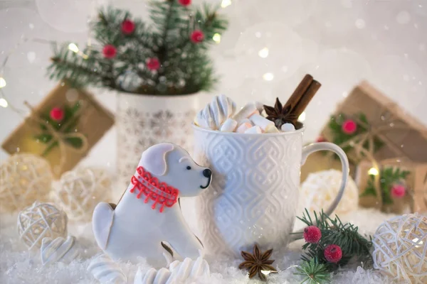 Biscuits de Noël avec décoration festive en forme de chien et tasse blanche de boisson de Noël épicée chaude — Photo