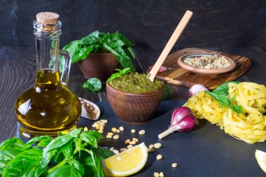 Ev yapımı pesto için malzemeler: