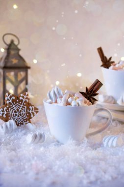 Hatmi ve baharat ile sıcak içecek fincan