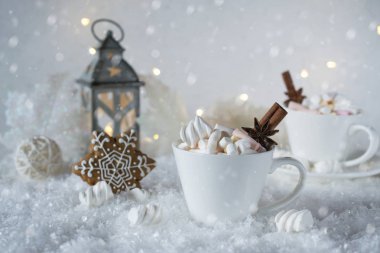 Hatmi ve baharat ile sıcak içecek fincan