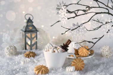 Bir fincan sıcak çikolata hatmi ile ya da kahve tarçın ve tatlı kurabiye ile